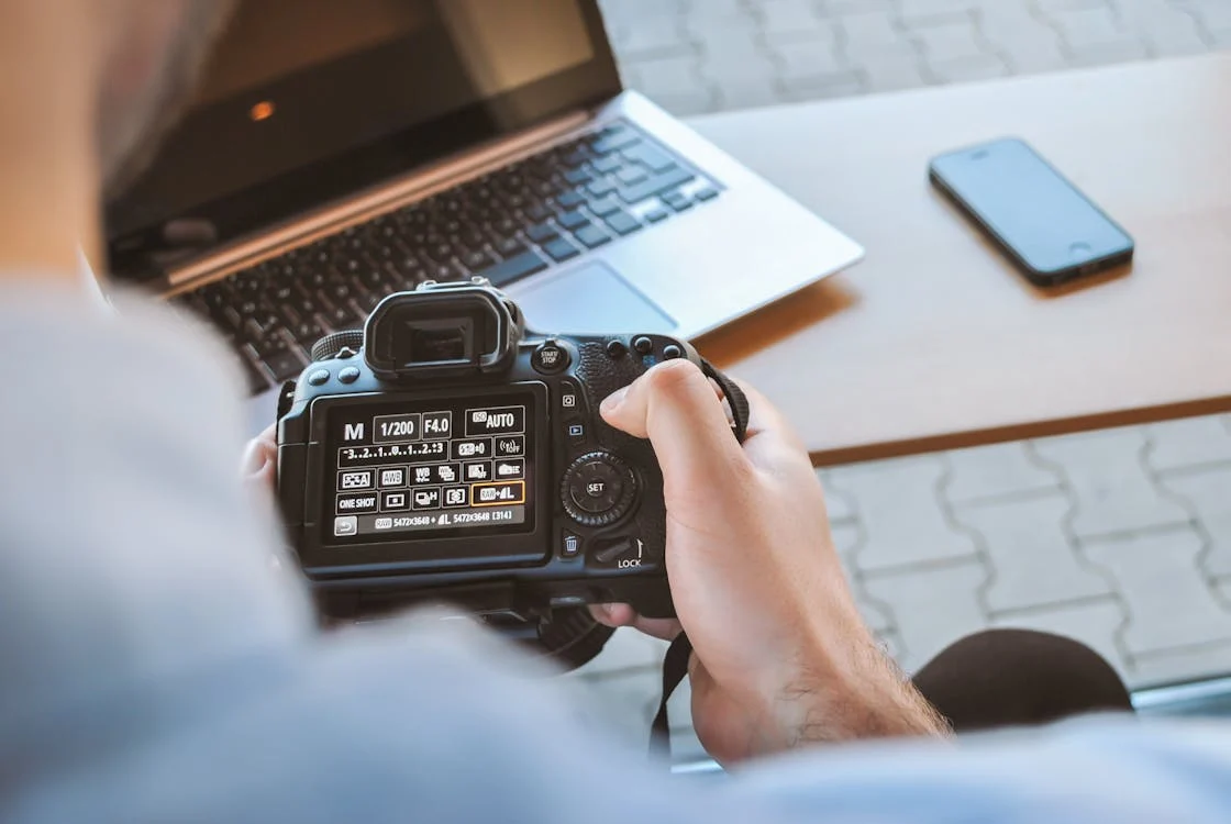 Obrazek przedstawiający fotografa czekającego na umowę o dzieło przed komputerem