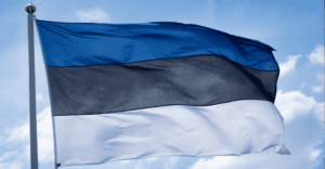 Obrazek przedstawiający flagę estonii powiewającą na wietrze