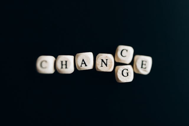 Obrazek przedstawiający kości ułożone w napis "chance"