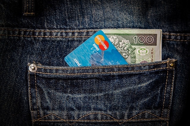 Pieniądze i karta w kieszeni które oznaczają środki dofinansowań które otrzymamy z urzedu