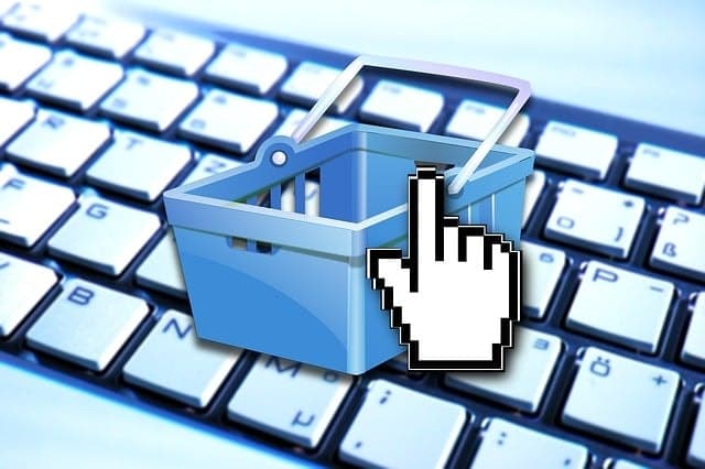 klikanie myszką w koszyk co symbolizuje sprzedaż e-commerce
