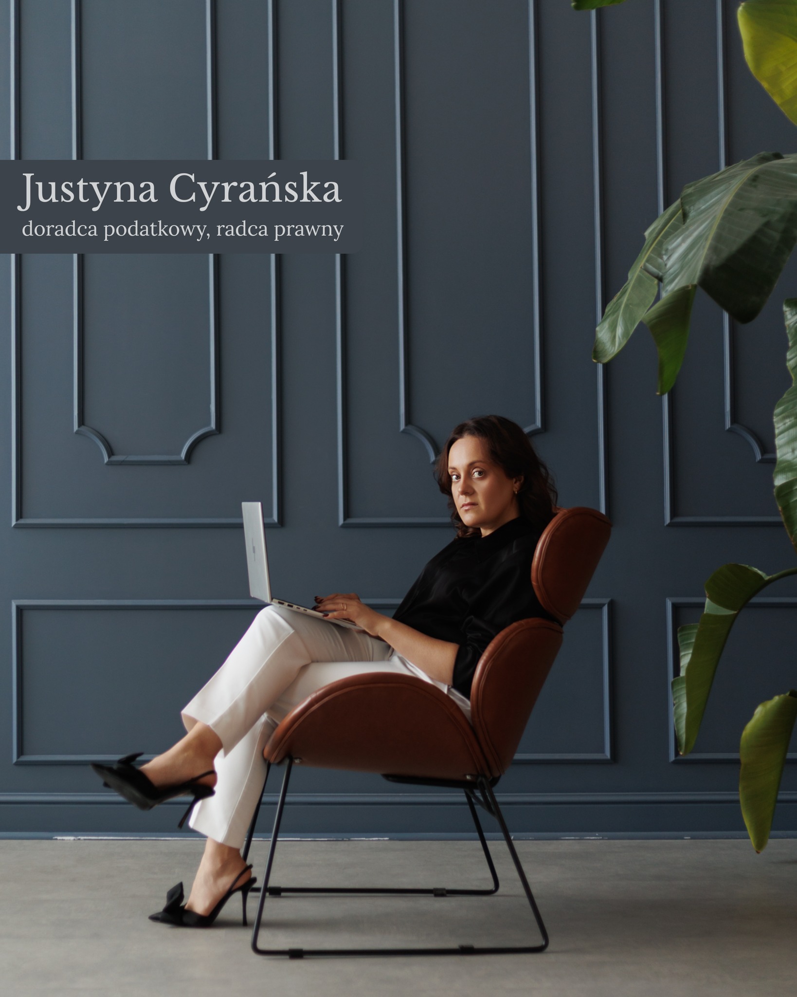 Justyna Cyrańska siedząca na krześle przy laptopie